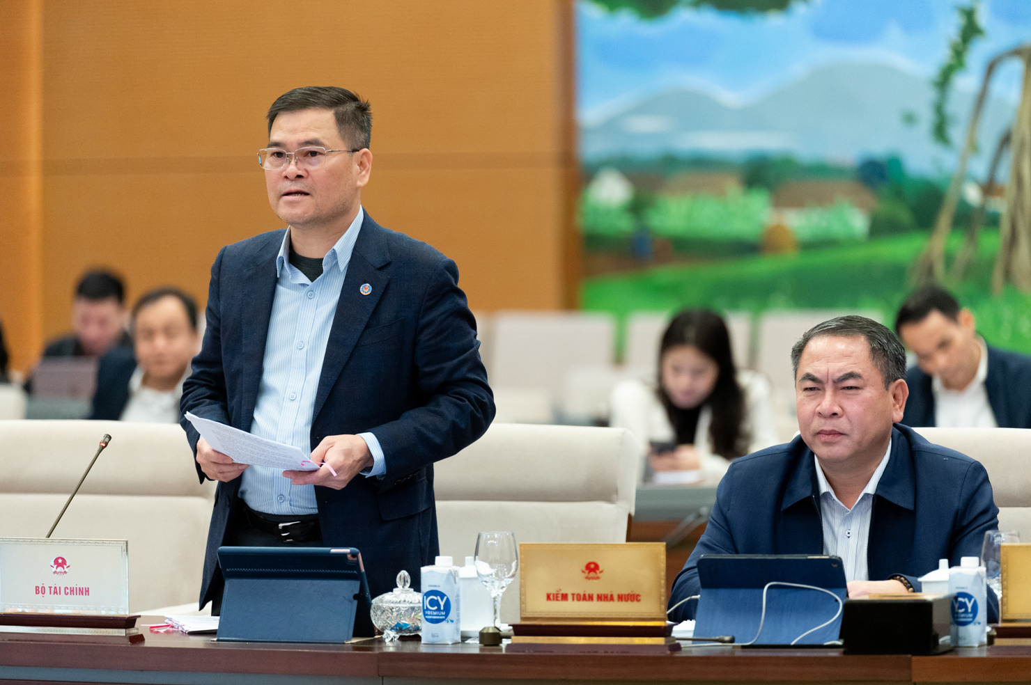 Thứ trưởng Bộ Tài chính Bùi Văn Khắng trình bày tờ trình về giảm tiền thuê đất năm 2024.