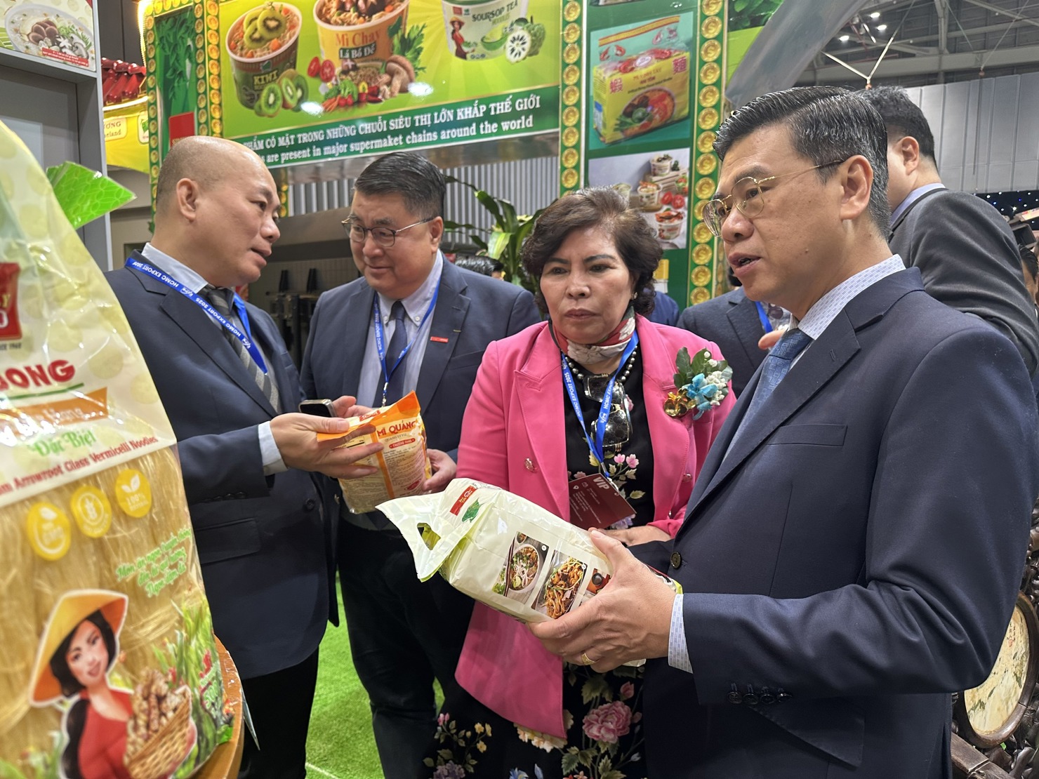 Phó Chủ tịch UBND TP. HCM Nguyễn Văn Dũng (bên phải) và các đại biểu tham quan các gian hàng trưng bày hàng XK. Ảnh: Lê Thu