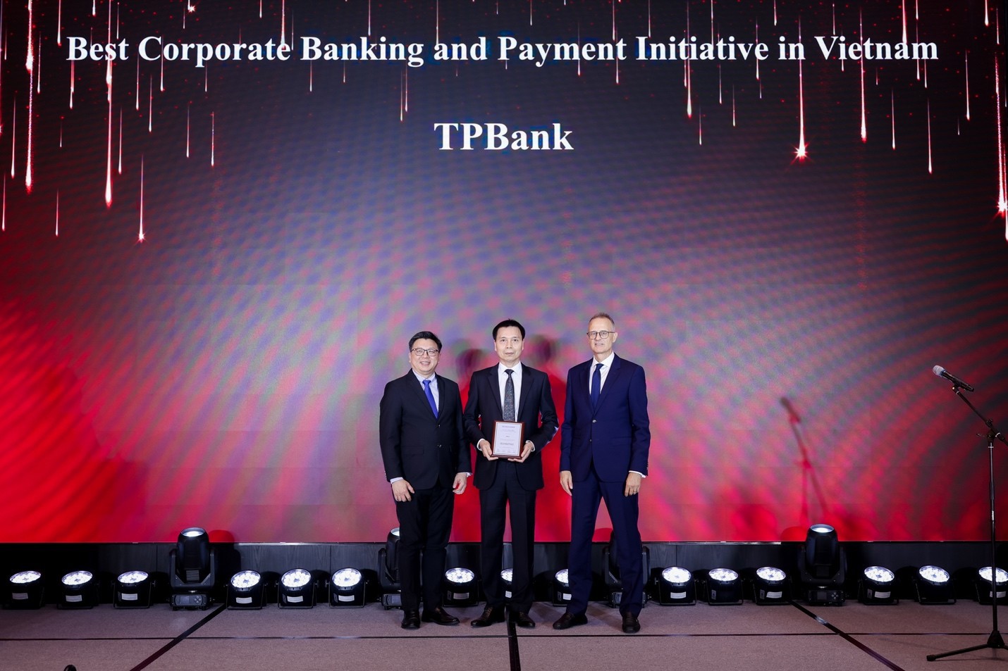 Ông Bùi Quang Cương - Phó Tổng Giám đốc TPBank nhận giải thưởng từ đại diện The Asian Banker