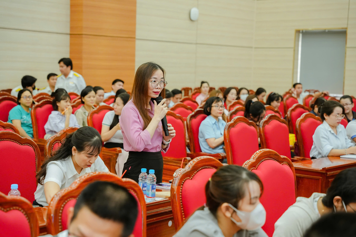 Doanh nghiệp đặt câu hỏi tại Hội nghị đối thoại trực tiếp và trực tuyến. Ảnh: Đức Mỹ