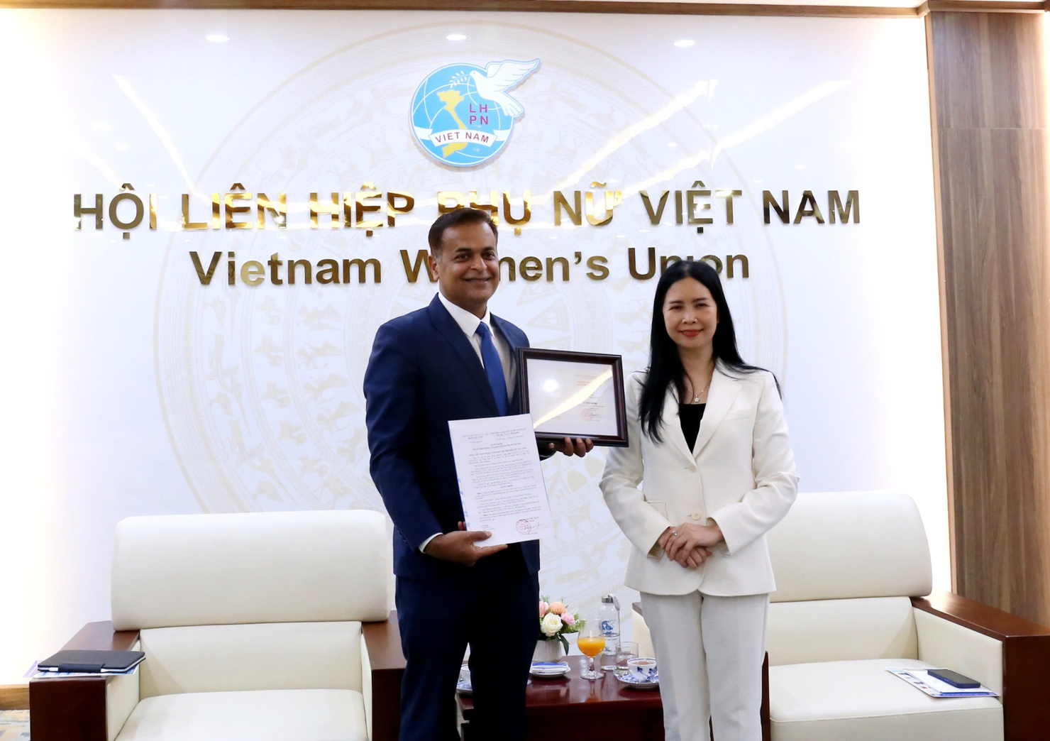 Bà Trần Lan Phương, Phó Chủ tịch Hội LHPN Việt Nam trao Kỷ niệm chương vì sự phát triển của phụ nữ Việt Nam cho ông Binu Jacob, Tổng Giám đốc Nestlé Việt Nam