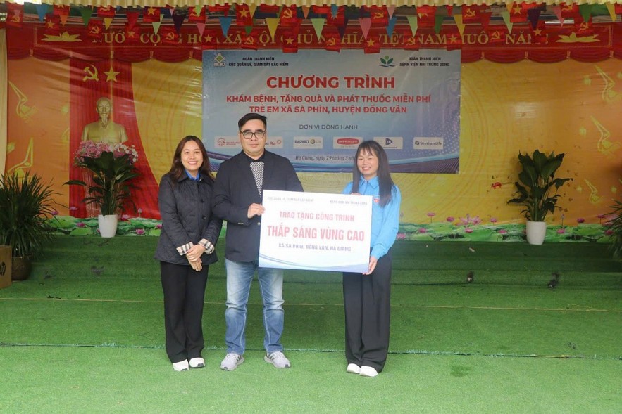 Ông Ngô Việt Trung - Cục trưởng Cục Quản lý, giám sát bảo hiểm trao quà cho đại diện các trường. Ảnh: Hanoi Re.