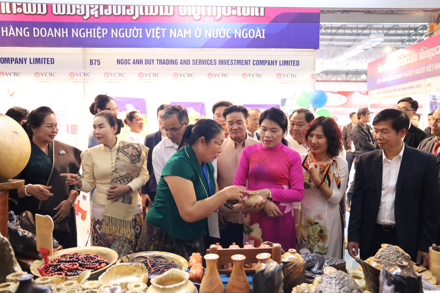 Các đại biểu tham quan các gian hàng. Ảnh:  ITPC