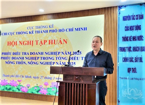 Đồng chí Nguyễn Khắc Hoàng, Chi cục trưởng Chi cục Thống kê phát biểu chỉ đạo Hội nghị