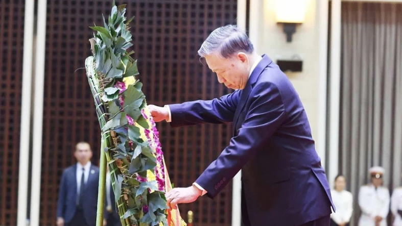 Tổng Bí thư Tô Lâm dẫn đầu Đoàn đại biểu cấp cao của Đảng, Nhà nước Việt Nam viếng nguyên Chủ tịch Đảng Nhân dân Cách mạng Lào, nguyên Chủ tịch nước Cộng hòa Dân chủ Nhân dân Lào Khamtay Siphandone. Ảnh: TTXVN