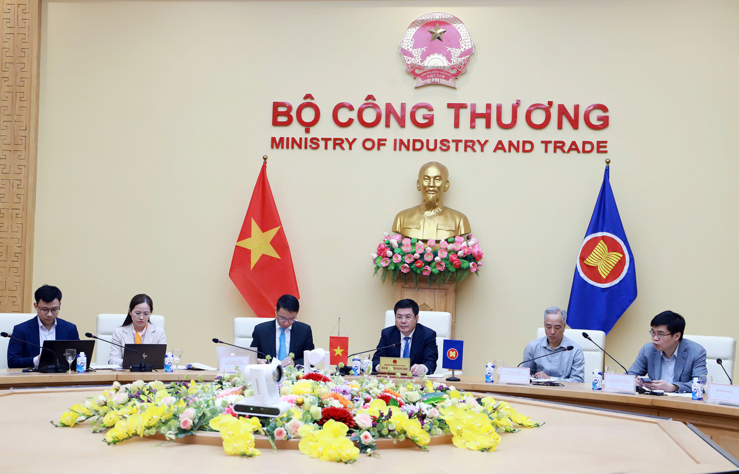 Bộ trưởng Bộ Công Thương Nguyễn Hồng Diên làm Trưởng đoàn tham dự Hội nghị Bộ trưởng Kinh tế ASEAN