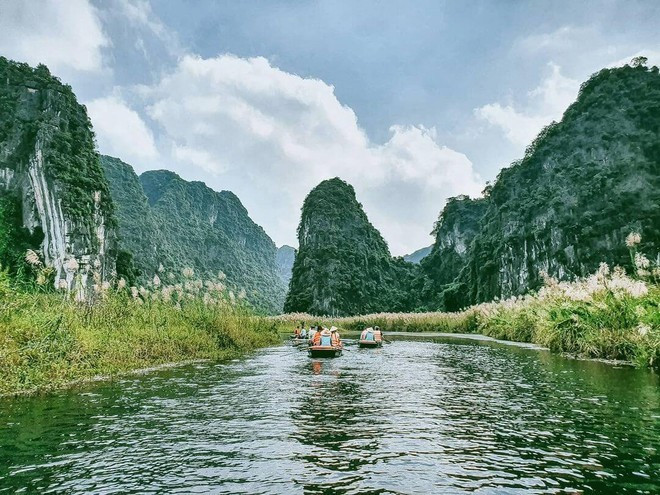 Quần thể danh thắng Tràng An- Ninh Bình là điểm hút khách du lịch.
