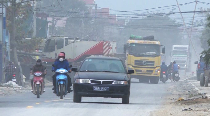 Lực lượng chức năng giải tỏa vi phạm hành lang trên tuyến Quốc lộ 217 qua huyện Vĩnh Lộc hồi cuối năm 2023. Ảnh: THTV
