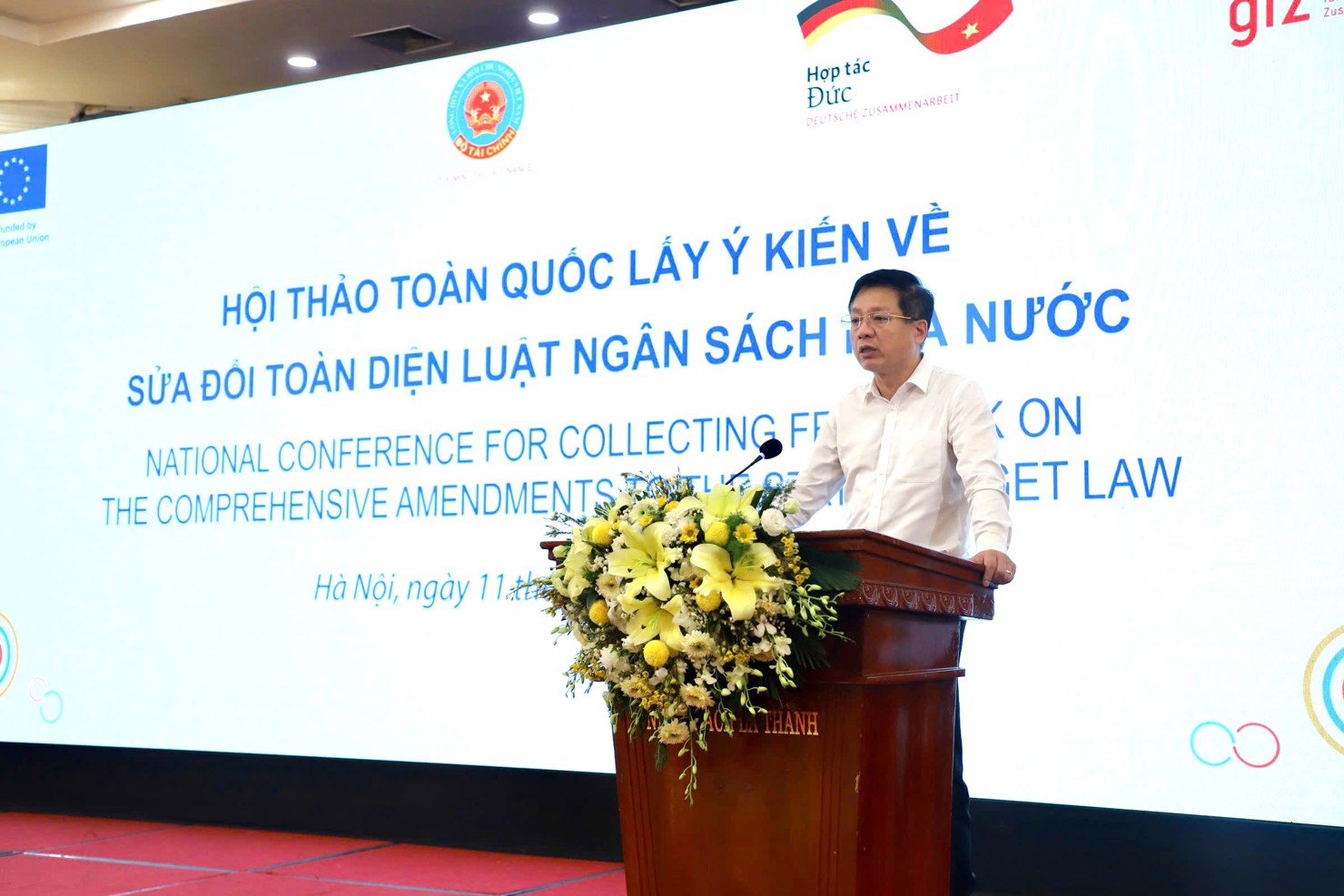 Thứ trưởng Bộ Tài chính Hồ Sỹ Hùng phát biểu tại hội thảo.