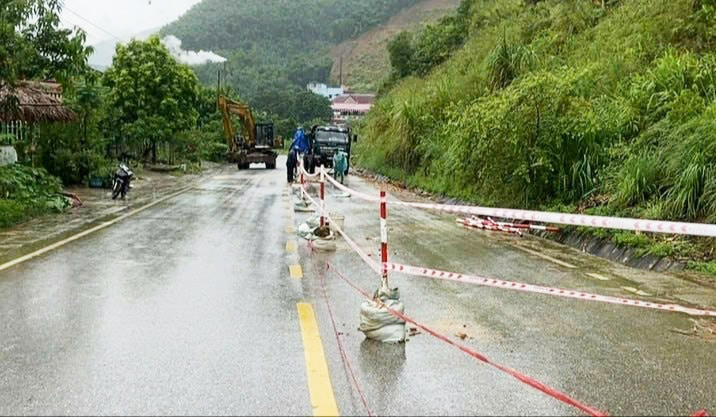 Quốc lộ 16 đoạn qua tỉnh Thanh Hoá dài 195,7km thường xuyên bị sụt lở. Ảnh: Trần Quý