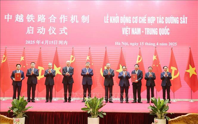 Tổng Bí thư Tô Lâm, Chủ tịch nước Lương Cường cùng Tổng Bí thư, Chủ tịch nước Trung Quốc Tập Cận Bình và nhiều lãnh đạo cấp cao Đảng, Nhà nước Việt Nam và Trung Quốc tham dự Lễ khởi động Cơ chế hợp tác đường sắt Việt Nam – Trung Quốc sáng 15/4. Ảnh: TTXVN
