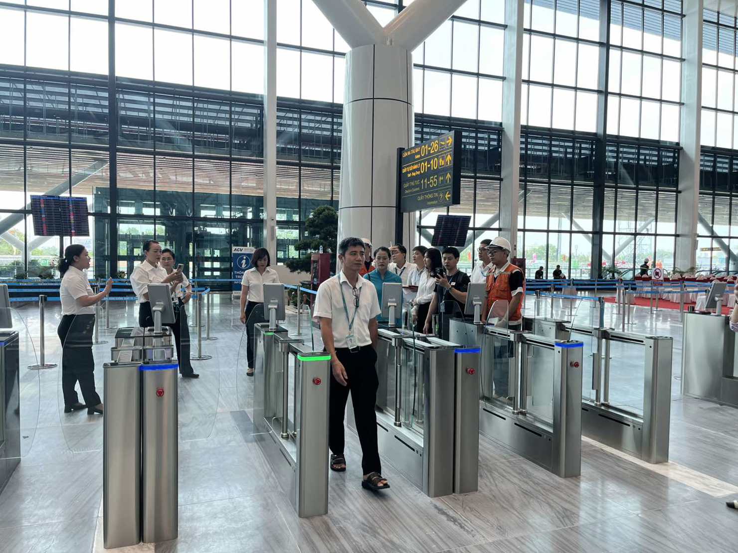 Những hành khách đầu tiên làm thủ tục xác thực điện tử bằng nhận diện sinh trắc học.