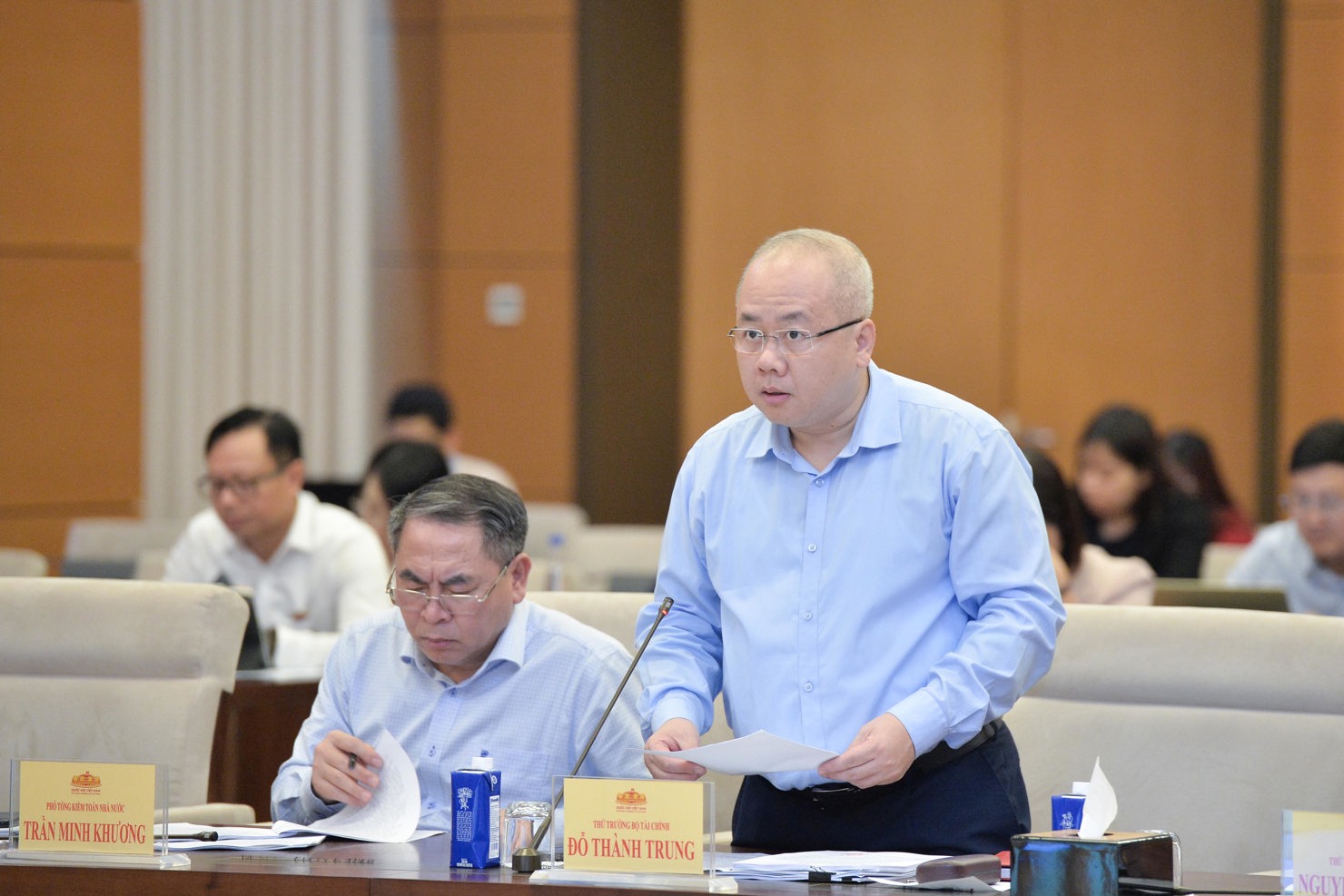 Thứ trưởng Bộ Tài chính Đỗ Thành Trung báo cáo tại phiên họp