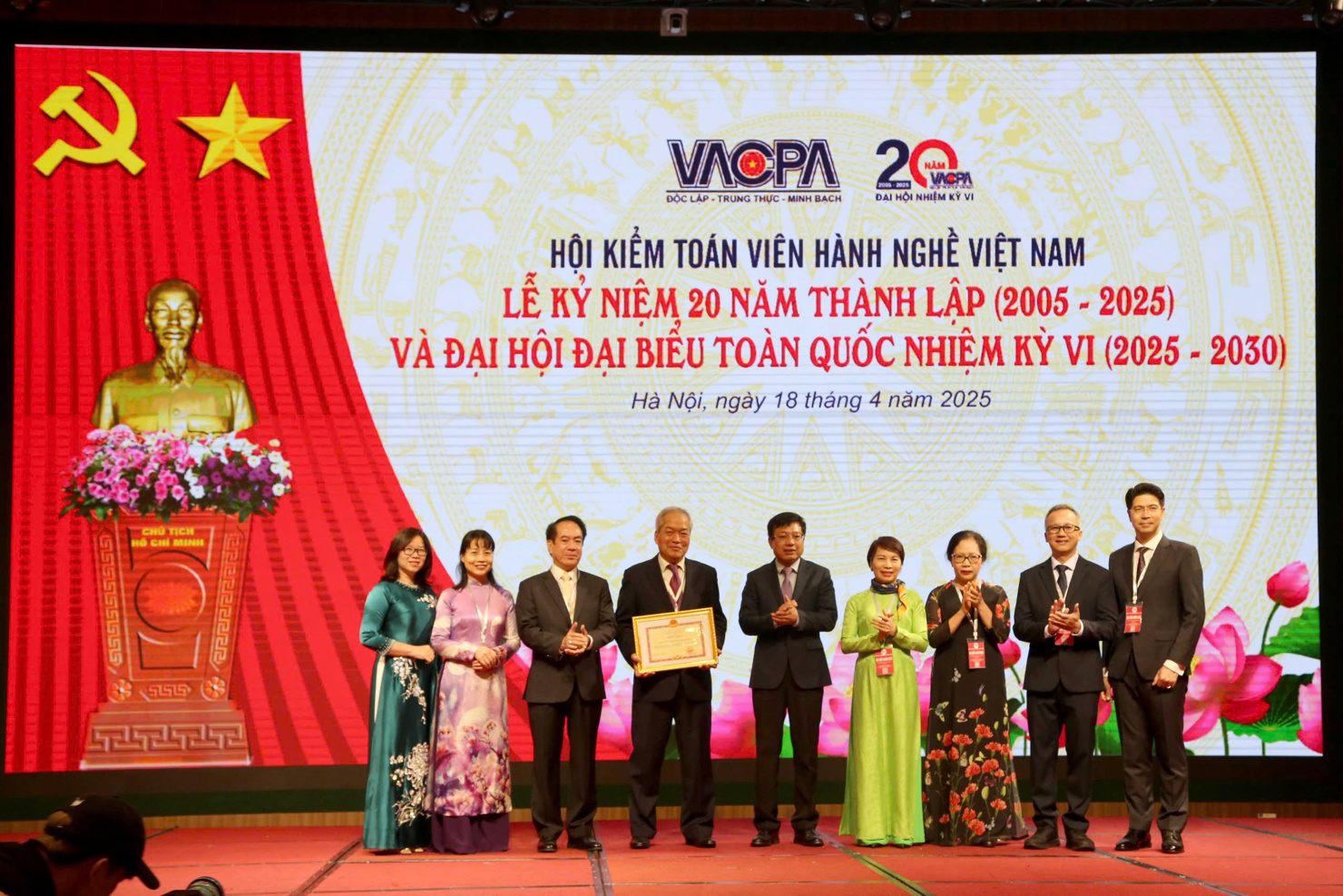 Thứ trưởng Hồ Sỹ Hùng đã trao tặng Bằng khen của Bộ trưởng Bộ Tài chính cho tập thể VACPA.