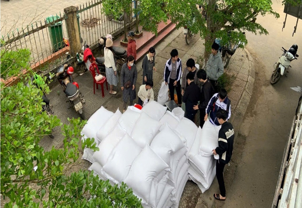 Học sinh nhận gạo hỗ trợ do Chi cục Dự trữ Nhà nước khu vực IX xuất cấp.