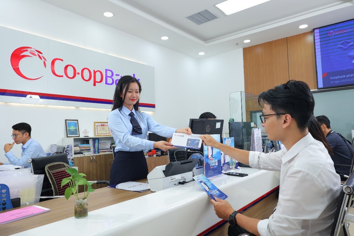 Khách hàng giao dịch tại chi nhánh Co-opBank. Nguồn: Co-opBank