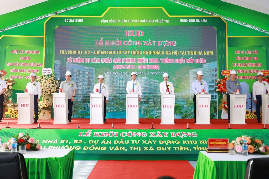 Đại diện Chính phủ, Lãnh đạo Bộ Xây dựng, Lãnh đạo HUD và UBND tỉnh Hà Nam nhấn nút phát động khởi công dự án.