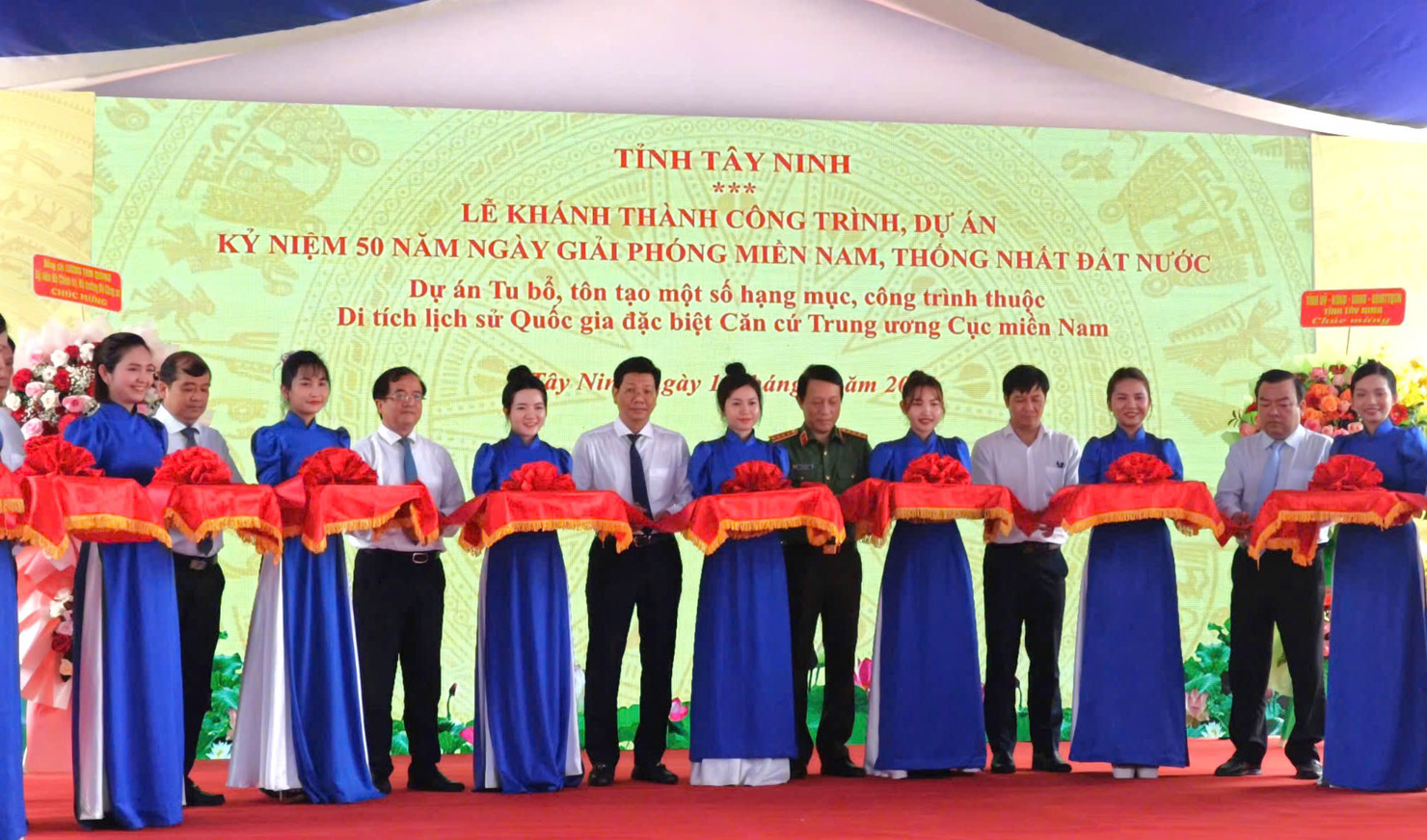 Bộ trưởng Lương Tam Quang và các đại biểu cắt băng khánh thành công trình dự án. Ảnh: Phạm Thọ