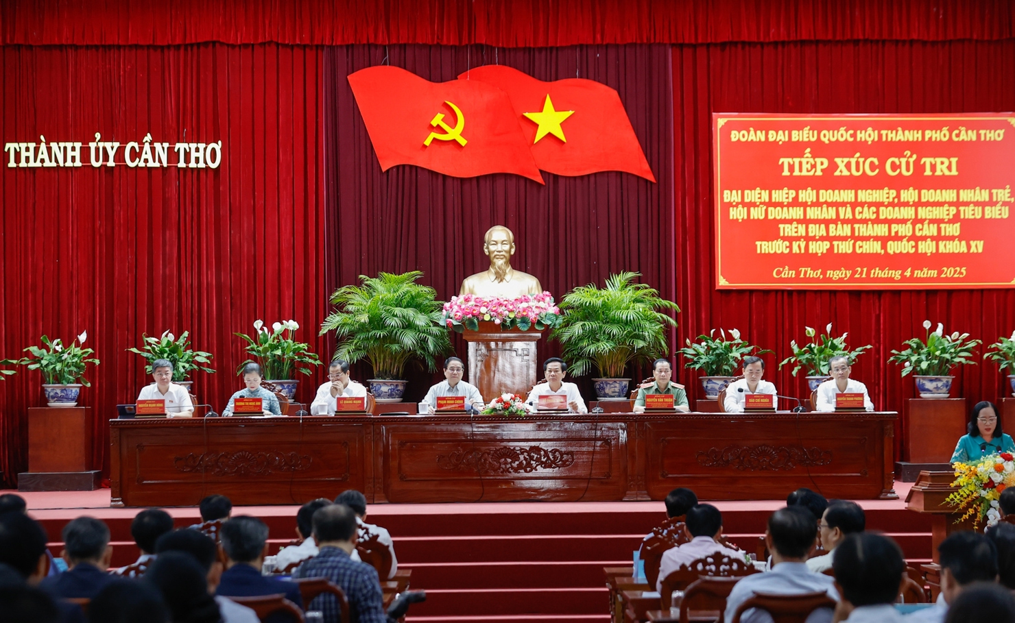 Thủ tướng và Đoàn Đại biểu Quốc hội Thành phố Cần Thơ tiếp xúc cử tri. Ảnh: VGP