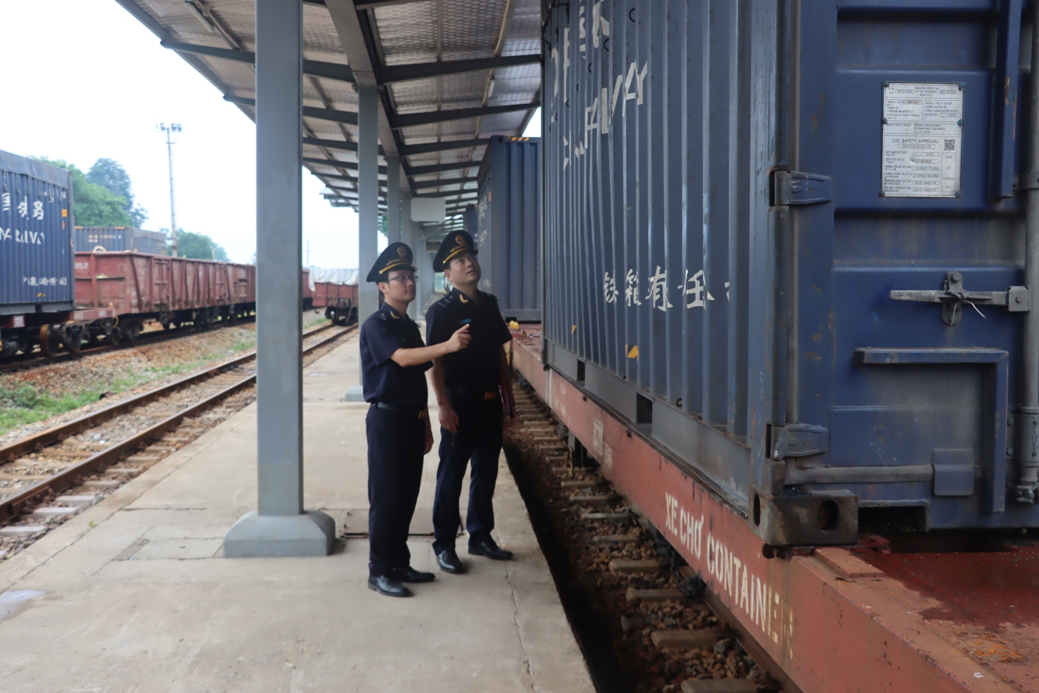Hoạt động nghiệp vụ của Chi cục Hải quan khu vực VII tại ga đường sắt quốc tế Lào Cai. Ảnh: T.Bình.