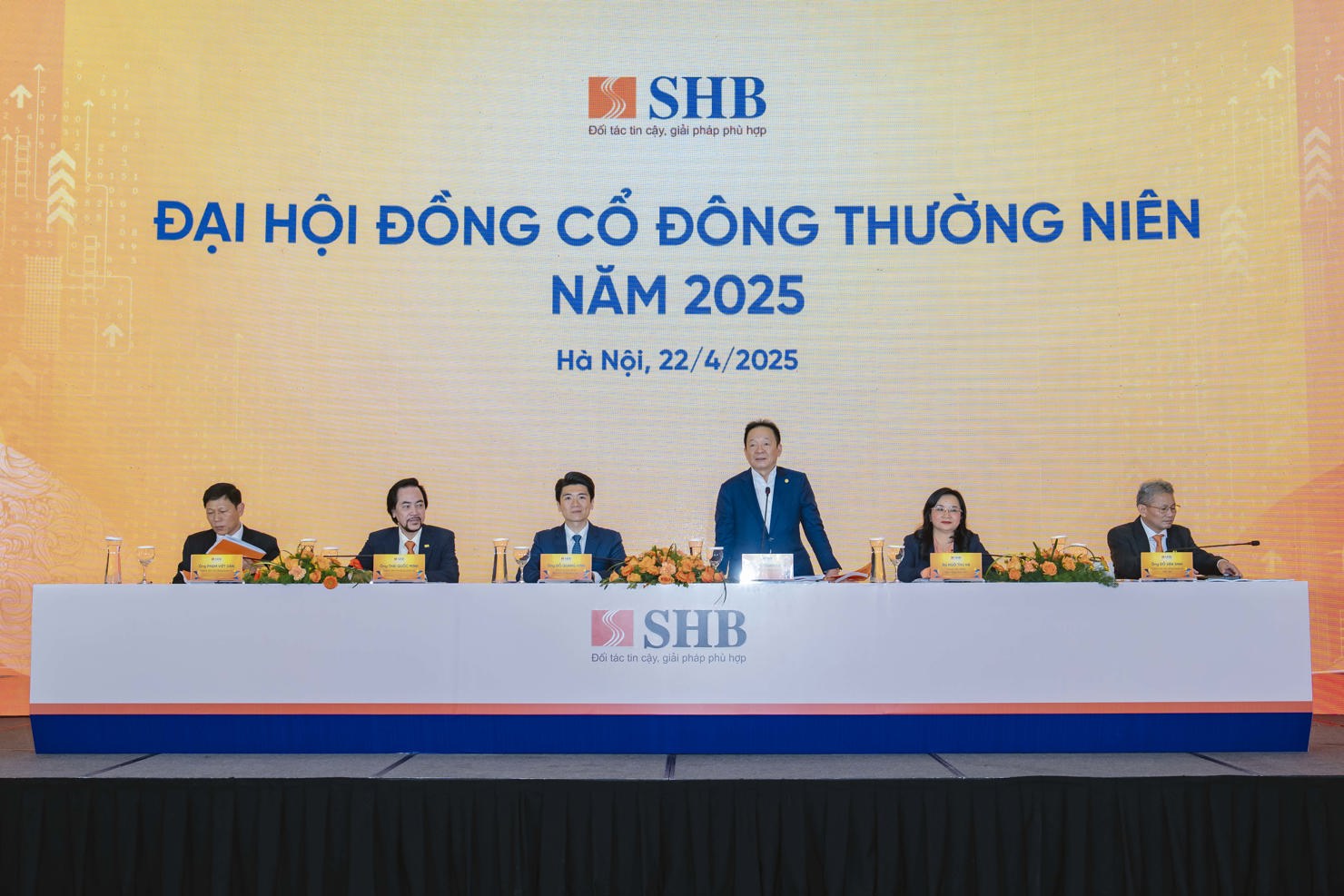 Ông Đỗ Quang Hiển - Chủ tịch HĐQT SHB chủ trì và điều hành phiên họp.