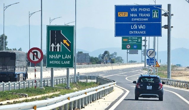 Tuyến cao tốc Vân Phong - Nha Trang mới được đưa vào khai thác từ ngày 20/4 với quy mô 4 làn xe. Ảnh: Cao Sơn