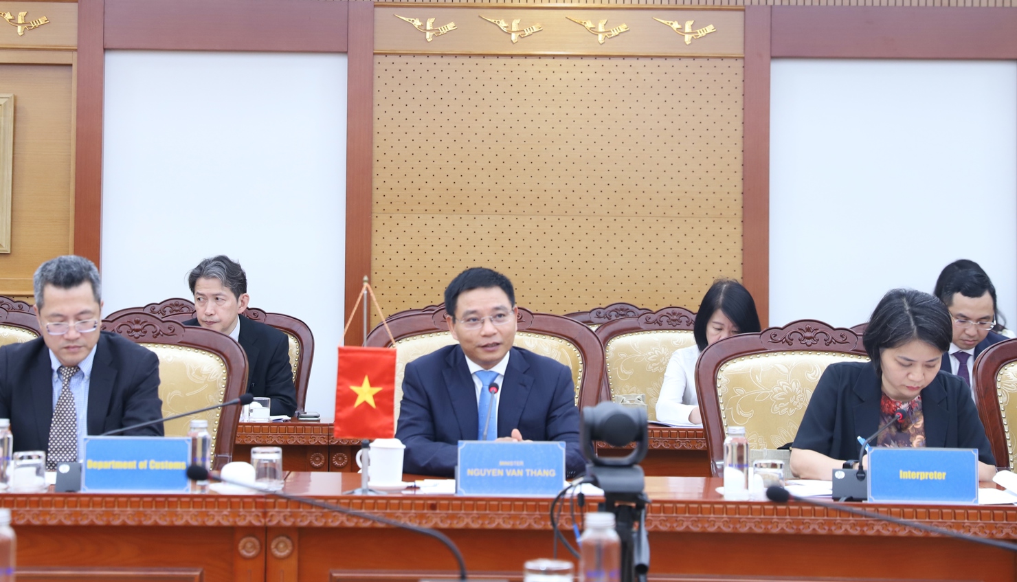 Bộ trưởng Bộ Tài chính Việt Nam Nguyễn Văn Thắng đã có cuộc điện thoại truyền hình Bộ trưởng Bộ Tài chính Nhật Bản Kato Katsunobu.