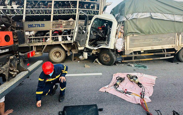 Hiện trường vụ va chạm nghiêm trọng trên cao tốc Mai Sơn - quốc lộ 45 khiến hai người tử vong. Ảnh: Lam Sơn
