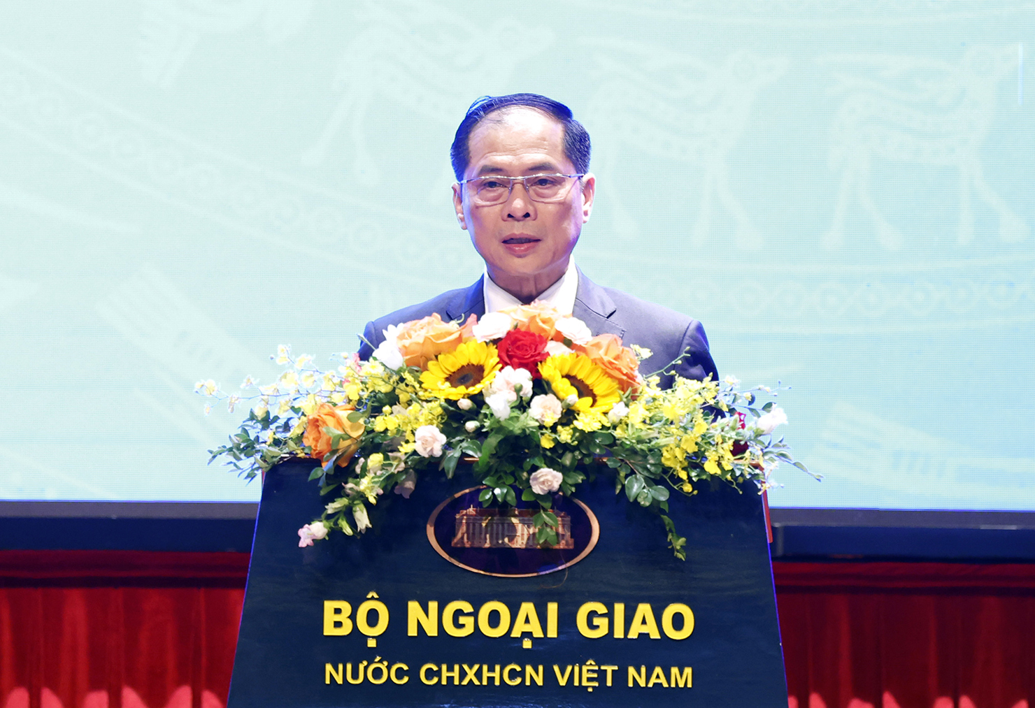 Phó Thủ tướng Chính phủ, Bộ trưởng Ngoại giao Bùi Thanh Sơn phát biểu tại Hội thảo