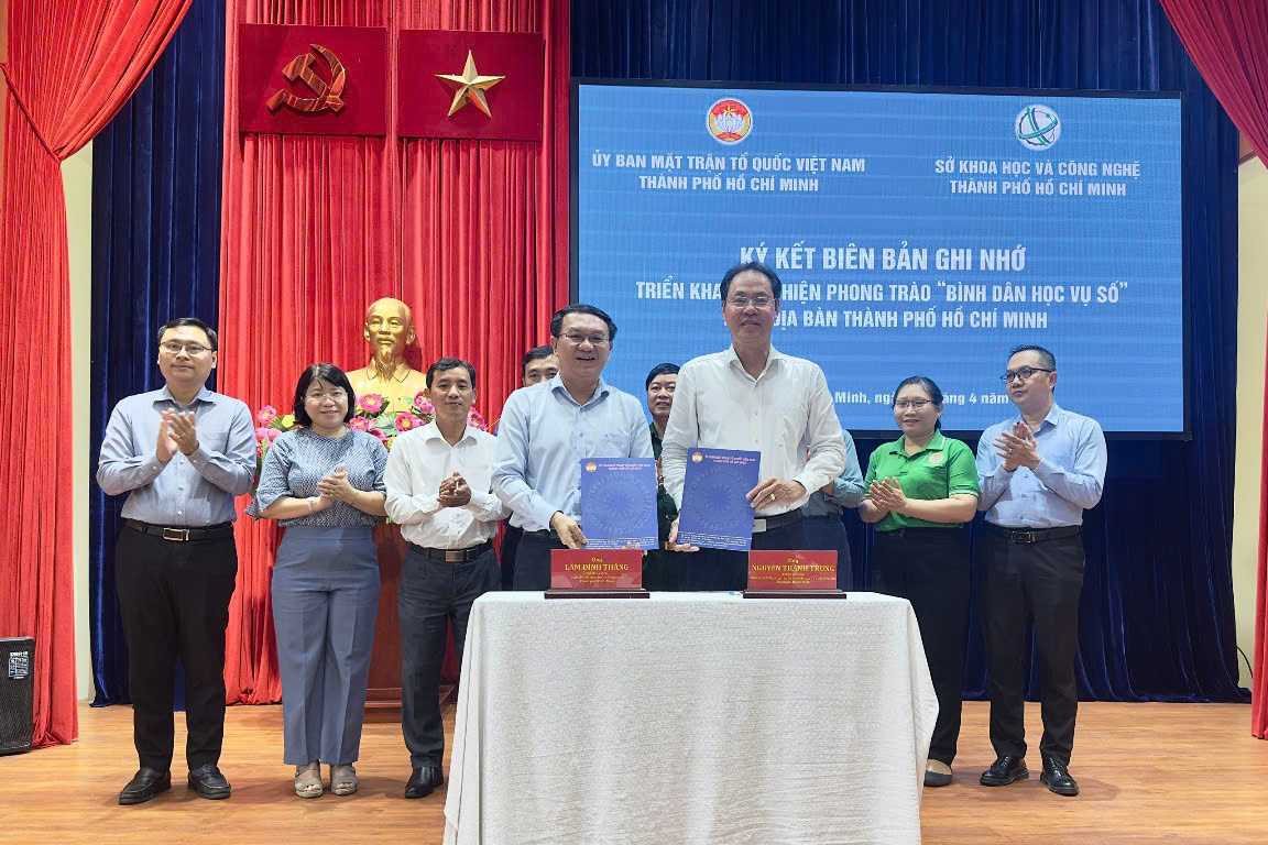 Các đơn vị ký kết hỗ trợ cho phong trào “Bình dân học vụ số” trên địa bàn TP. Hồ Chí Minh. Ảnh: Đức Mỹ
