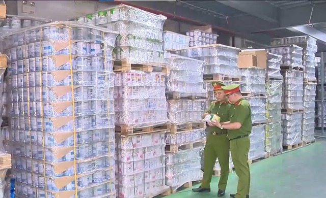 Bộ Công an triệt phá đường dây sản xuất, buôn bán sữa bột giả với quy mô lớn (ảnh VTV)