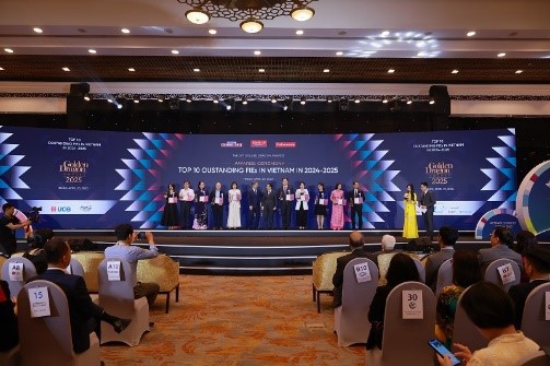 Ban tổ chức trao Giải thưởng Rồng Vàng 2025 vinh danh top 10 và top 30 Doanh nghiệp Đầu tư nước ngoài tiêu biểu của năm 2024-2025