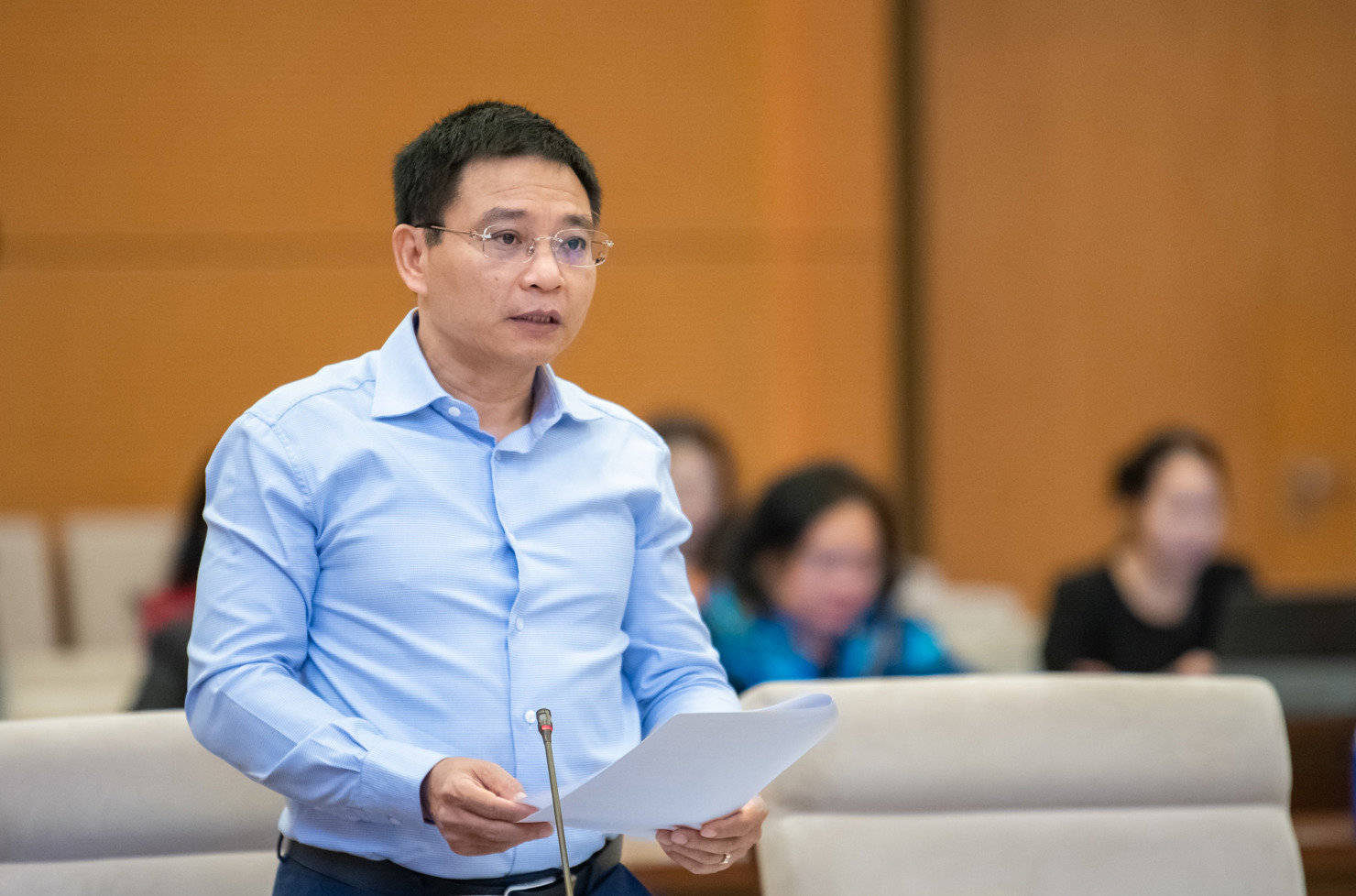 Bộ trưởng Bộ Tài chính Nguyễn Văn Thắng báo cáo tại phiên họp.