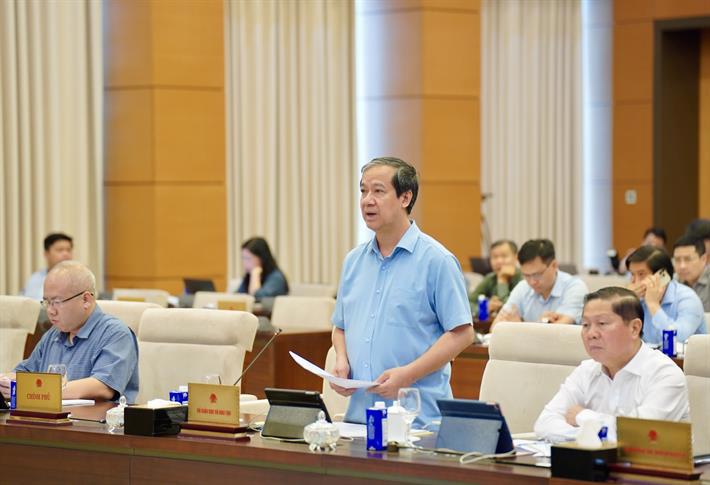 Bộ trưởng Bộ GD-ĐT Nguyễn Kim Sơn phát biểu tại phiên họp