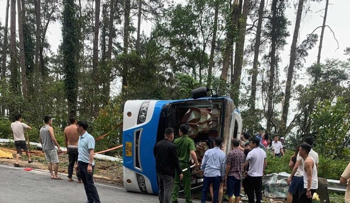 Hiện trường vụ tai nạn khiến xe khách lật ngang trên đèo Tam Đảo làm 3 người chết, nhiều người bị thương. Ảnh: Người dân cung cấp