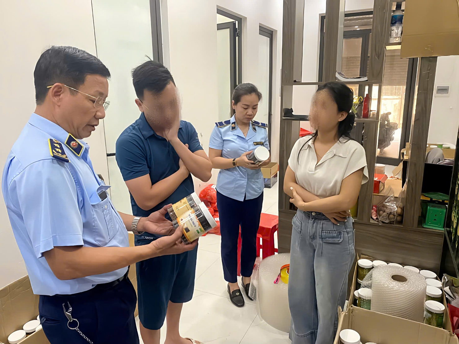 Lực lượng QLTT Thái Nguyên kiểm tra cơ sở vi phạm ngày 23/4/2025.