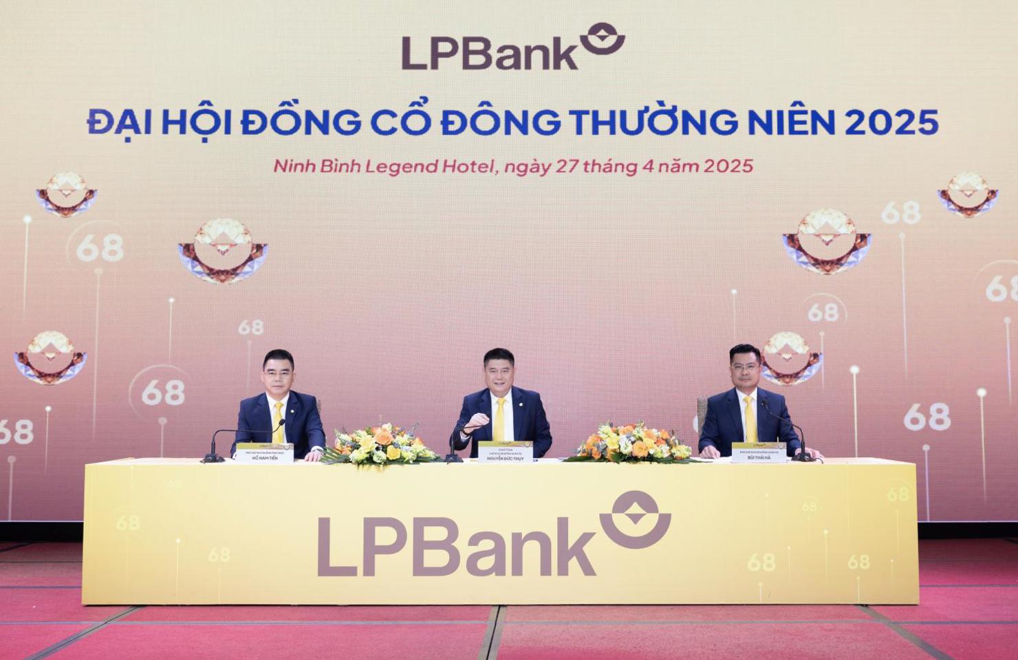 Ban lãnh đạo LPBank chủ trì và điều hành phiên họp.