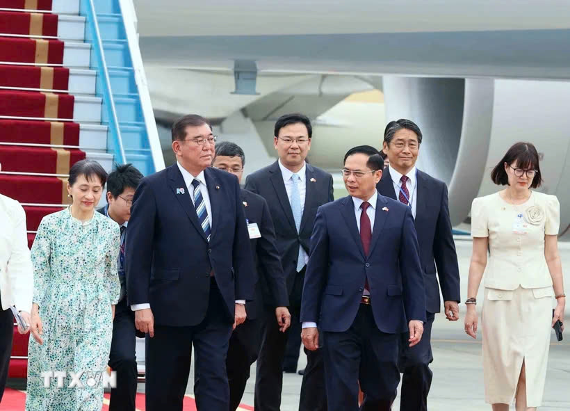 Phó Thủ tướng, Bộ trưởng Ngoại giao Bùi Thanh Sơn đón Thủ tướng Nhật Bản Ishiba Shigeru và Phu nhân tại Sân bay quốc tế Nội Bài, chiều ngày 27/4.