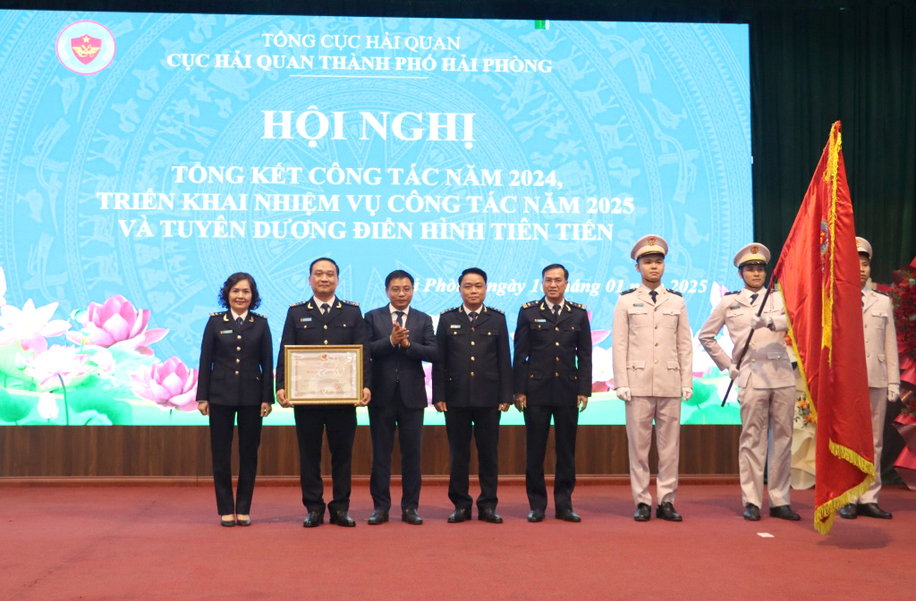 Bộ trưởng Bộ Tài chính Nguyễn Văn Thắng (thứ ba từ trái sang) thừa ủy quyền, trao Huân chương Chiến công hạng Nhất cho Cục Hải quan Hải Phòng, ngày 10/1/2025. Ảnh: T.Bình