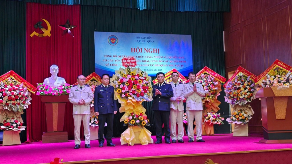 Cục trưởng Cục Hải quan Nguyễn Văn Thọ (thứ 3 từ phải sang) tặng hoa tập thể lãnh đạo Chi cục Hải quan khu vực IV tại Hội nghị công bố quyết định quy định chức năng, nhiệm vụ, quyền hạn, cơ cấu tổ chức, các quyết định về công tác cán bộ của Chi cục (tháng 3/2025).