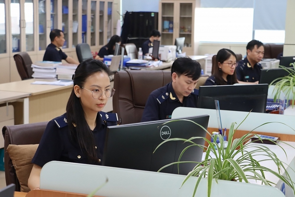 Hoạt động nghiệp vụ tại Hải quan cửa khẩu Móng Cái (Chi cục Hải quan khu vực VIII). Ảnh: Thái Bình.