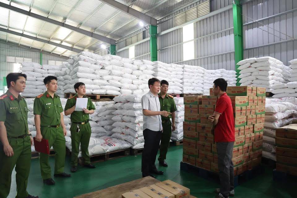 Các bộ, ngành, địa phương, lực lượng chức năng cũng đã quyết liệt thực hiện nhiều biện pháp nhằm đấu tranh chống buôn lậu, gian lận thương mại và hàng giả.