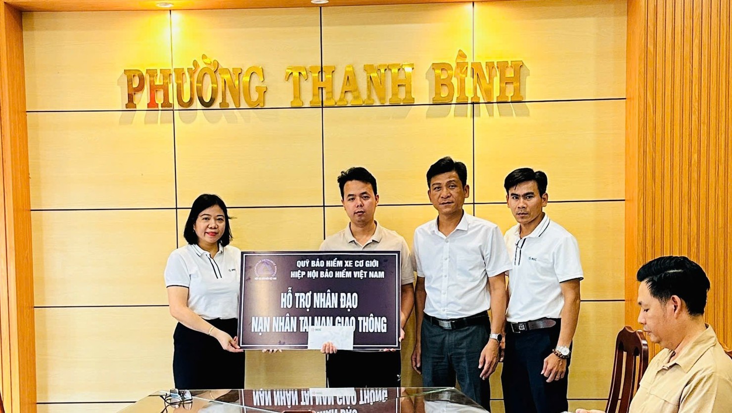 Đại diện Quỹ Bảo hiểm xe cơ giới trao hỗ trợ nhân đạo cho gia đình nạn nhân Đinh Hùng.