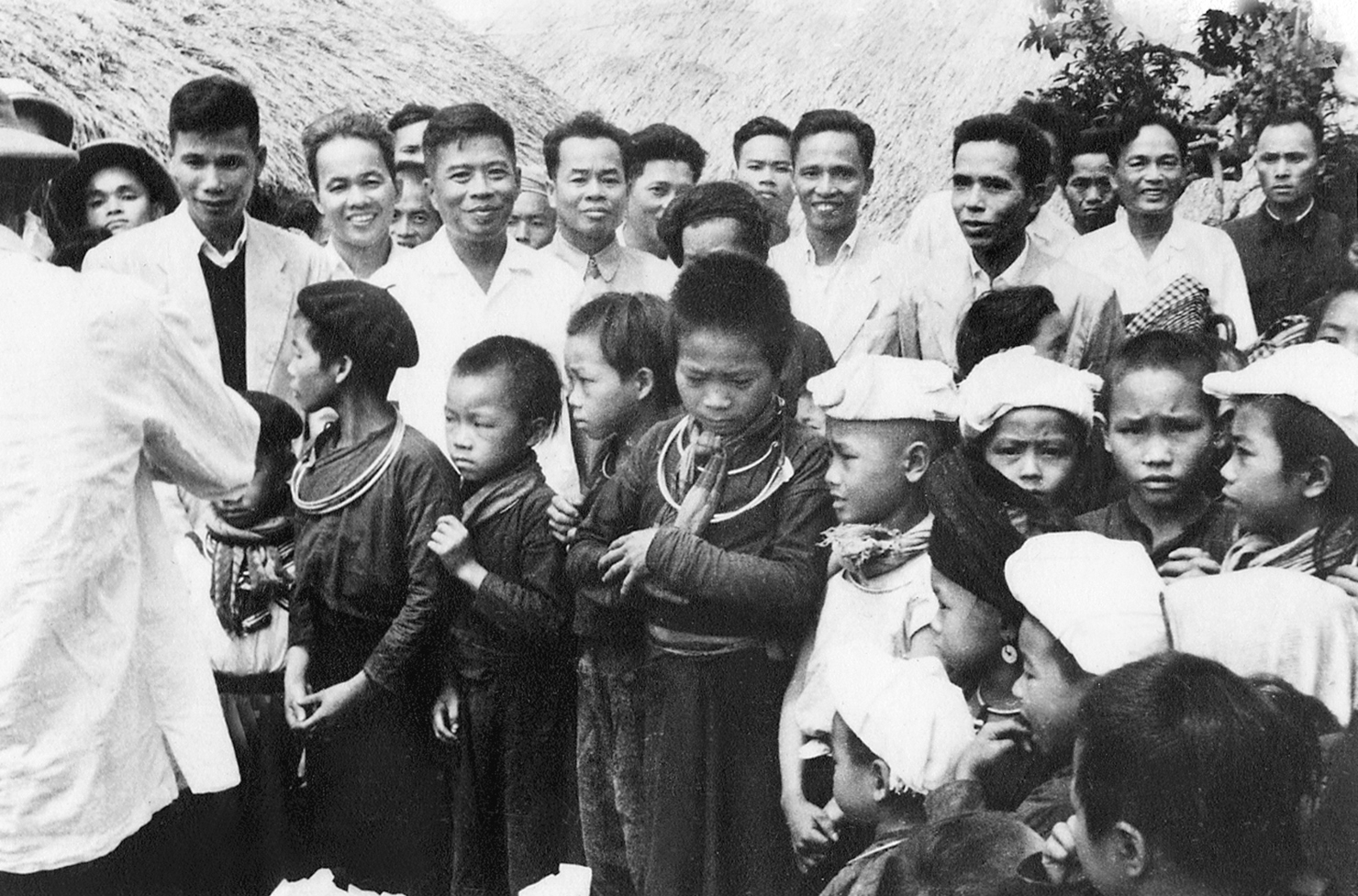 Hệ thống công thương nghiệp quốc doanh đã khẳng định vai tròquan trọng trong ổn định đời sống Nhân dân.