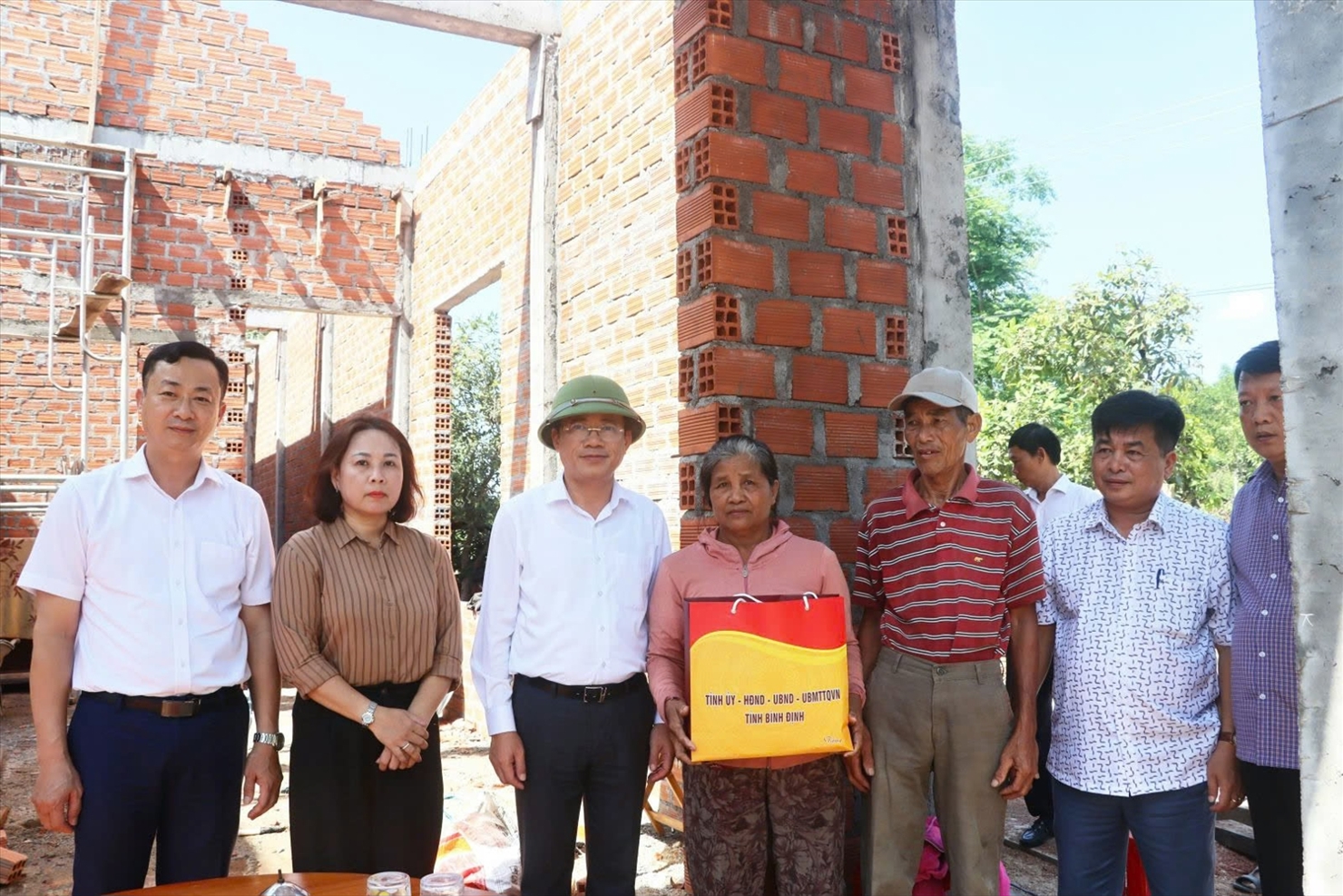 Chủ tịch UBND tỉnh Bình Định, ông Phạm Anh Tuấn (thứ 3 từ trái sang), thăm, tặng quà và động viên bà Lê Thị Thanh Nam – thân nhân Liệt sĩ, tại thị trấn Vân Canh.