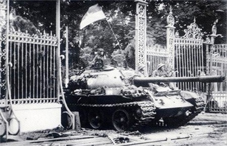 Xe tăng T-59 số hiệu 390 húc đổ cổng Dinh Độc Lập trưa ngày 30/4/1975. Ảnh tư liệu