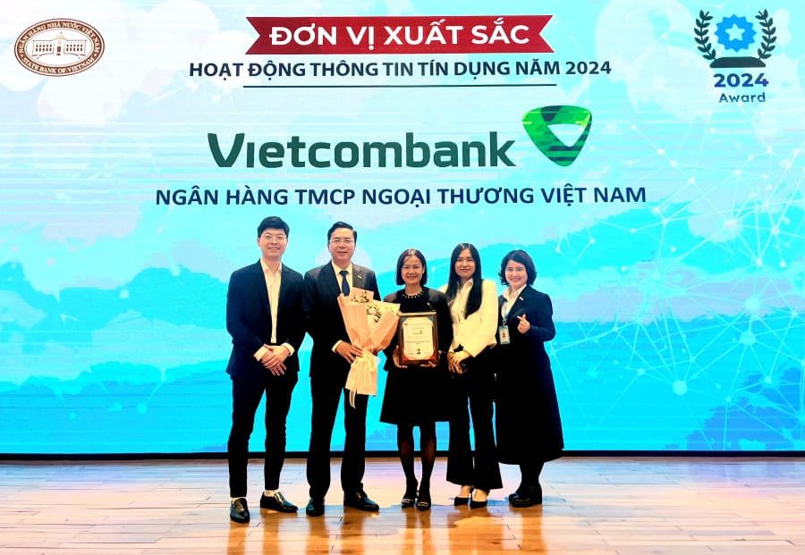 Đại diện Vietcombank nhận vinh danh “Đơn vị xuất sắc trong hoạt động thông tin tín dụng năm 2024”