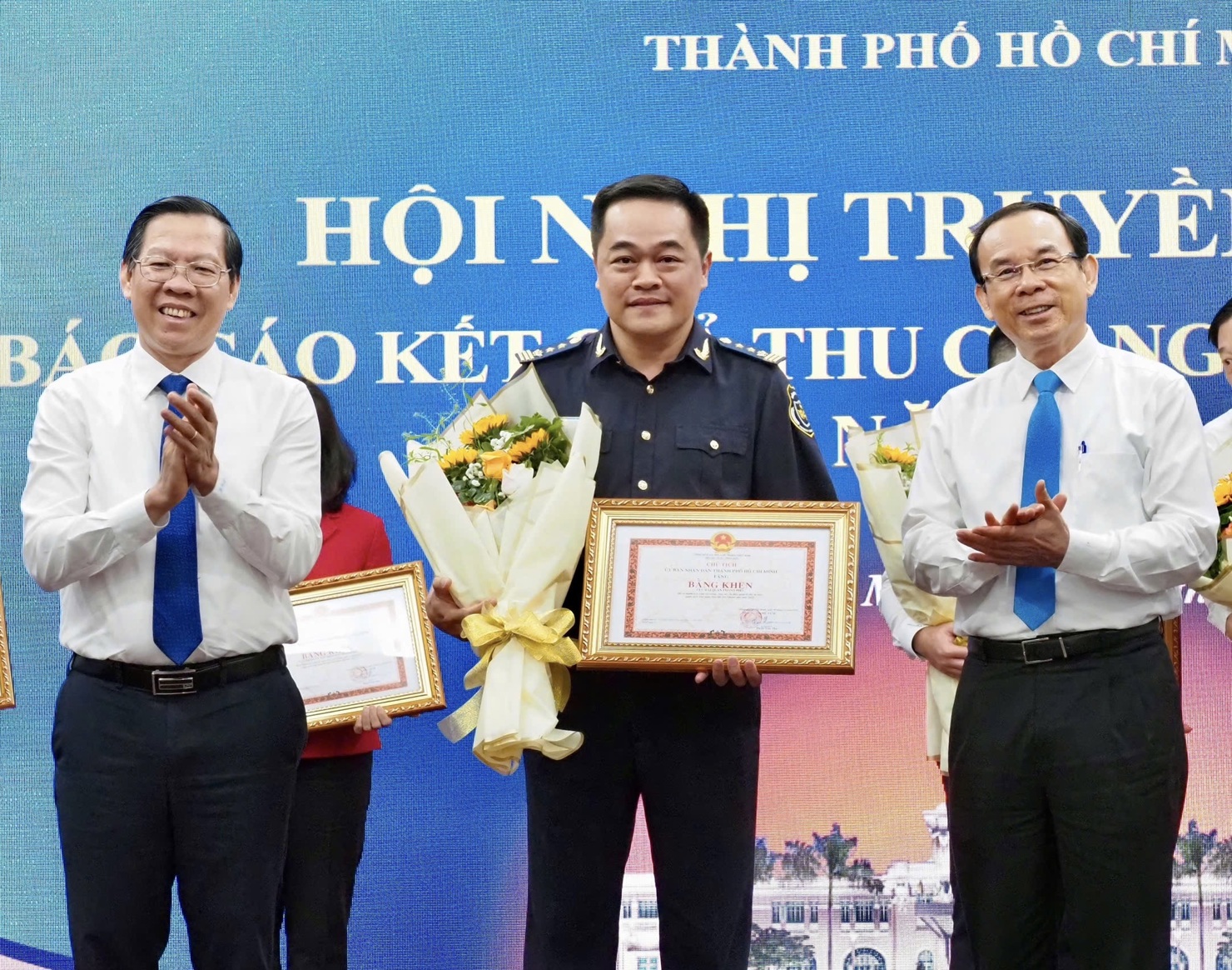 Lãnh đạo TPHCM tặng Bằng khen cho Chi cục Hải quan khu vực II hoàn thành vượt mức chỉ tiêu thu NSNN năm 2024. Ảnh: T.H