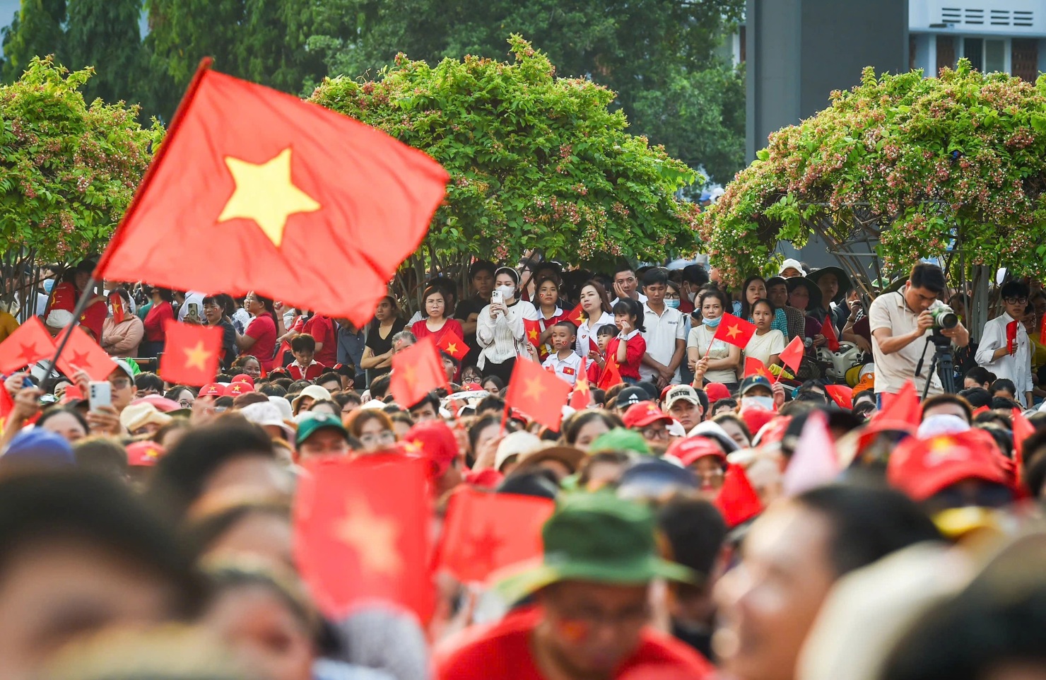 Người dân tham gia Lễ kỷ niệm, diễu binh, diễu hành 50 năm Ngày giải phóng miền Nam, thống nhất đất nước.