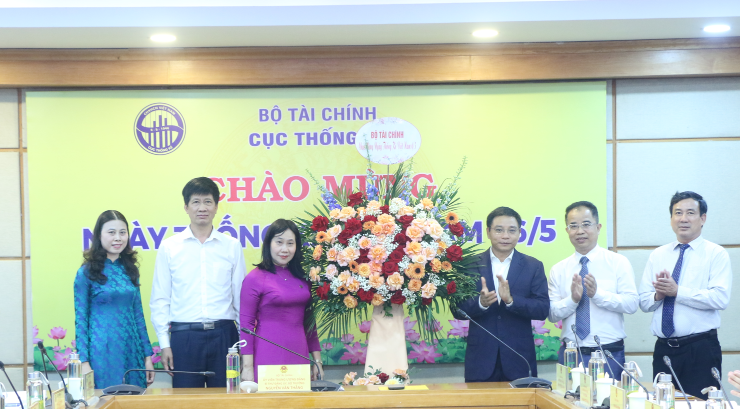 Bộ trưởng Nguyễn Văn Thắng tặng hoa chúc mừng Cục Thống kê nhân dịp kỷ niệm Ngày Thống kê Việt Nam và 79 năm Ngày thành lập ngành Thống kê (6/5/1946 - 6/5/2025).